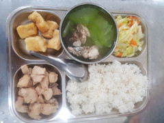 Nguy hiểm rình rập từ sự vô trách nhiệm của người lo bữa ăn trong trường học