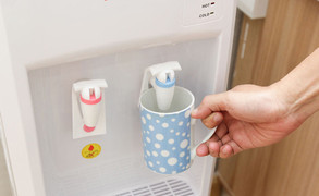 Cây nước nóng lạnh: Lưu ý tắt nguồn điện khi nước trong bình sắp hết