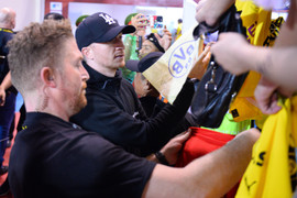 Marco Reus đội mưa ký tặng người hâm mộ Việt Nam