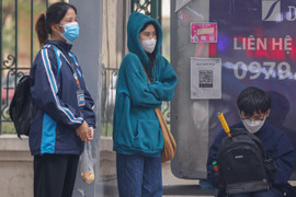 Hà Nội giảm 10 độ C, người dân run rẩy khi ra đường