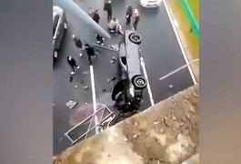 Siêu xe lao như tên bắn, tông vào cầu vượt rơi xuống cao tốc ở Trung Quốc