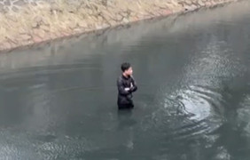 Thanh niên biểu hiện bất thường đứng ngâm mình giữa dòng nước lạnh