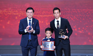 Văn Quyết đoạt giải cầu thủ hay nhất V-League 2022