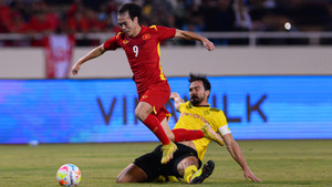 Cận cảnh Mats Hummels mắc sai lầm, bị Văn Toàn qua mặt