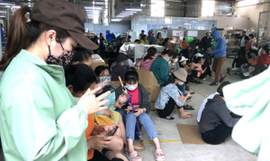 Sợ công ty bỏ rơi, hàng trăm công nhân lãn công đòi quyền lợi