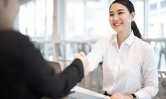 5 cách hiệu quả để gây ấn tượng tốt ngay từ lần gặp đầu tiên