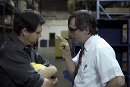 Cách để ông chủ nhỏ con ra oai với nhân viên lực lưỡng