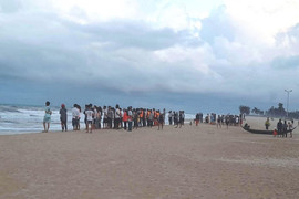 Sinh viên báo chí ở Hà Nội bị sóng cuốn mất tích khi đi thực tế ở Huế