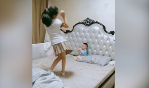 Em bé cười lăn cười bò khi xem chị biểu diễn