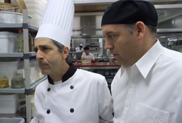 Thích 'làm màu', bếp trưởng ăn phải rác