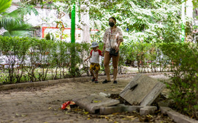 Vườn hoa 52 tỷ đồng ở Hà Nội xuống cấp trầm trọng, thành nơi đổ rác