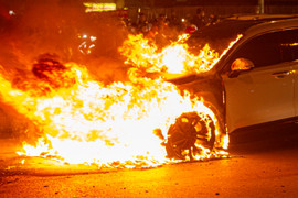 Hà Nội: Ô tô SantaFe bốc cháy dữ dội, tài xế rời khỏi hiện trường