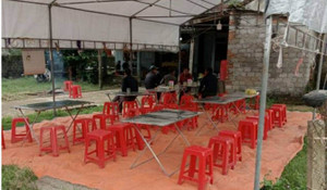 Hai người đàn ông thiệt mạng trước sân nhà, trên người có vết thương 