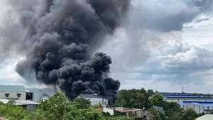 Cháy xưởng sản xuất tượng rộng 1.000m2 ở Đồng Nai