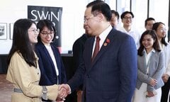 Chủ tịch Quốc hội thăm Đại học Swinburne và du học sinh Việt tại Úc