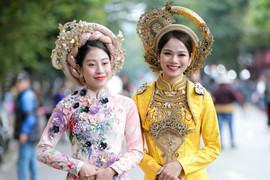 Rợp người diện áo dài khoe dáng trên phố đi bộ Hồ Gươm