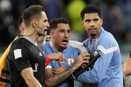 Xúc phạm trọng tài, đánh nhân viên FIFA, sao Uruguay đối diện án phạt nặng