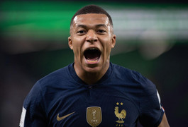Cầu thủ Ba Lan: 'Phải đi xe máy mới cản được Mbappe'