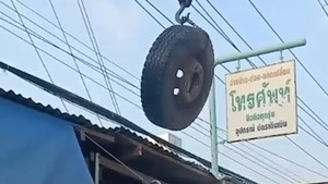 Ô tô tải nổ lốp, bánh xe văng lên mái nhà dân ở Thái Lan