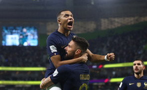 Giroud và Mbappe thay nhau ghi bàn, Pháp dễ dàng vào tứ kết World Cup 2022