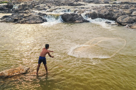 Đi dọc 'dòng sông chảy ngược'