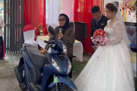 Xúc động bà nội tích cóp tiền tặng xe, vàng cho cháu gái mồ côi làm của hồi môn