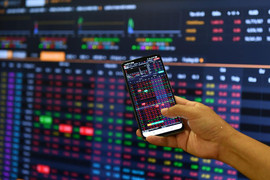 VN-Index tiếp đà tăng, cổ phiếu chứng khoán, bất động sản hút dòng tiền