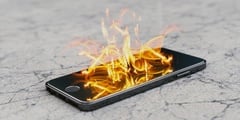 Thiếu niên 14 tuổi bị nát tay do điện thoại nổ