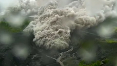 Kinh hoàng cảnh khói bụi cuồn cuộn đổ xuống từ đỉnh núi lửa ở Indonesia