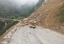 Hàng trăm khối đá sạt lở, đường lên cửa khẩu Cầu Treo ách tắc