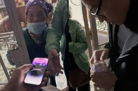 Nhặt được iPhone, cô bán vé số chờ trả lại người mất: 'Bà già không tham đâu' 