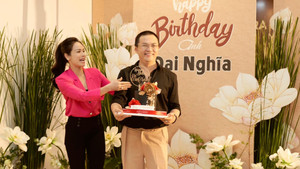 MC Đại Nghĩa được tổ chức sinh nhật bí mật, tiệc trang trí có 500 bông sen trắng