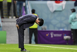 Thua luân lưu 11m trước Croatia, HLV Nhật Bản cúi người xin lỗi CĐV