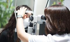 Căn bệnh khiến cô gái đột ngột mù mắt phải khi ngủ dậy