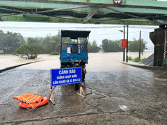 Mưa lớn gây ngập, chia cắt nhiều tuyến đường ở Phú Yên