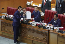 Indonesia thông qua dự luật phạt tù người ngoại tình