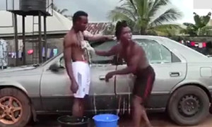 Trả giá vì ngắm gái đẹp trong lúc làm việc 