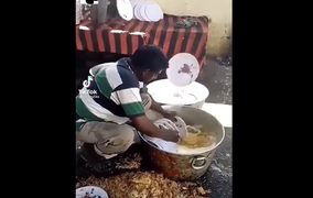 Người đàn ông rửa đĩa nhanh như chớp