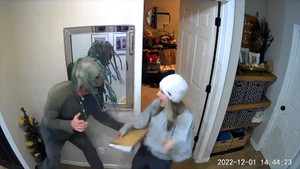 Bị chồng hù dọa, vợ cầm búa đập vỡ gương