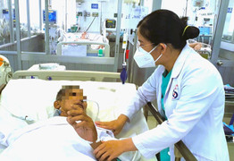 Người đàn ông nguy kịch do ngộ độc methanol sau khi uống rượu