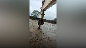 Giải cứu người đàn ông mắc kẹt dưới ao bùn 