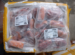 Phát hiện hơn 1 tấn ức vịt và cánh gà đông lạnh không rõ nguồn gốc