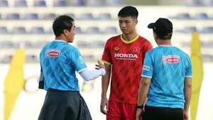 Bác sĩ báo tin vui của trung vệ Bùi Tiến Dũng cho HLV Park Hang Seo
