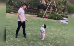 Bố trông con và những khoảnh khắc không biết nên cười hay khóc