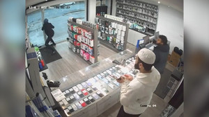 Cướp điện thoại bất thành, nam thanh niên bị nhốt trong cửa hàng ở Anh