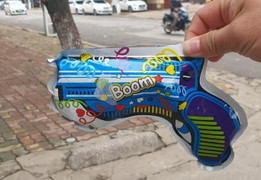 Nhiều học sinh nhập viện sau khi hít phải khí từ đồ chơi bán ở cổng trường 