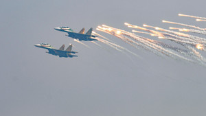 Trực tiếp: Màn trình diễn của đội bay tiêm kích Su-30MK2 trên bầu trời Hà Nội