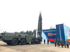 Cận cảnh dàn vũ khí hiện đại bên ngoài khu trưng bày Triển lãm Quốc phòng 2022