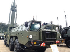 Tên lửa đạn đạo Scud-B thu hút người xem tại Triển lãm Quốc phòng 2022