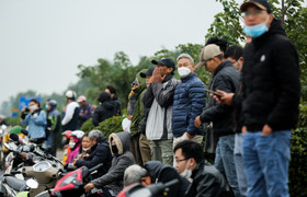 Người dân háo hức xem máy bay chiến đấu trình diễn trên bầu trời Hà Nội